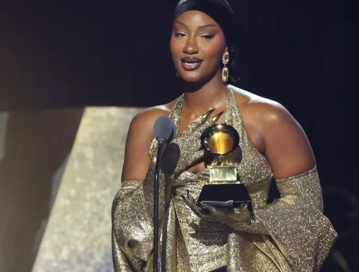 tems-accepts-the-best-african-music-performance-award